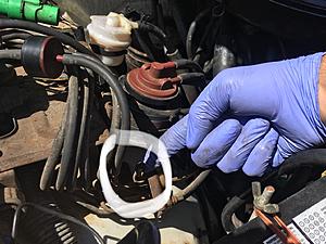 '82 22r mystery part with missing vac line-img_1107.jpg