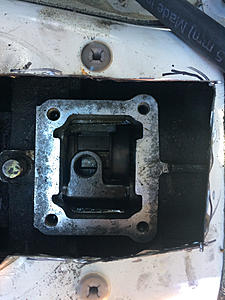 R151 Transfercase Lever retainer assembly-retainer.jpg