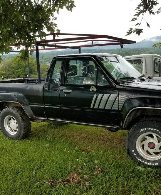 <i>YotaTech</i> Member Seeks ’80s-era SR5 Black Fenders
