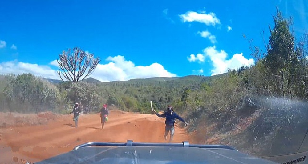 Land Cruiser Saves Couple from Machete-wielding Thieves! (Video)