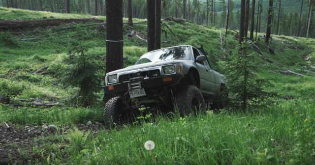 Watch this 1989 Toyota Pickup Go Off-Road