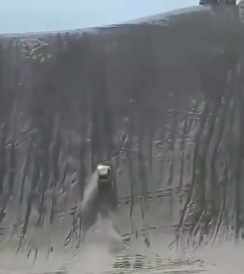 Land Cruiser sand dune