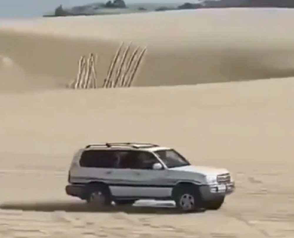 Land Cruiser sand dune