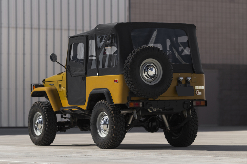 Lifted 1976 Land Cruiser Fj40 with small block Chevy V8 swap and full restoration