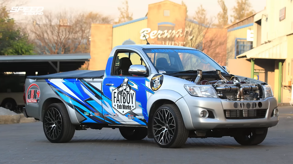 Twin-Turbo V12 Toyota Hilux