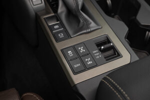 full time 4x4 with locking center and rear diffs