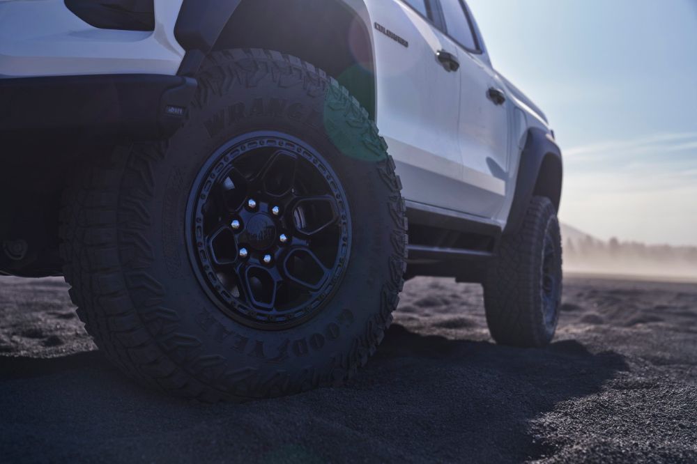 Chevy Colorado ZR2 Takes On TRD Tacoma